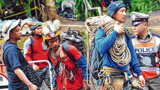 Encuentran con vida a los 12 niños atrapados en una cueva