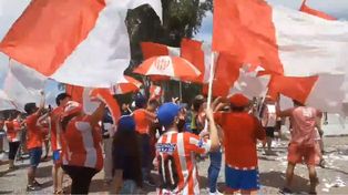 Hinchas despidieron con fervor al plantel antes del duelo copero