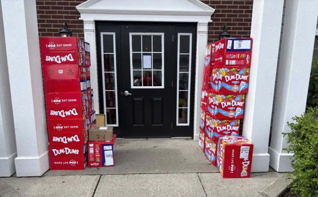 Un nene en Kentucky le usó el teléfono a su madre y pidió por Amazon 70.000 chupetines