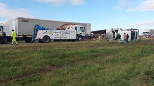 Camión volcado en la Autopista Rosario-Córdoba, jurisdicción Carcarañá