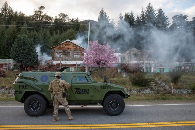 Fuerzas federales desalojaron a los mapuches de predios en Villa Mascardi