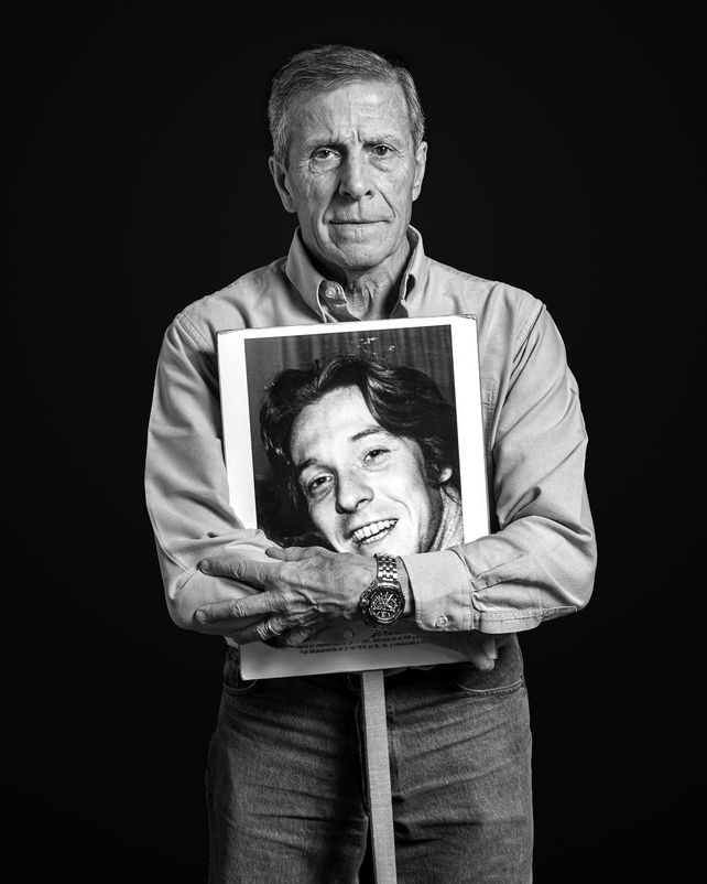 El Maestro Tabárez posa con la foto del desaparecido Juan Pablo Recagno.
