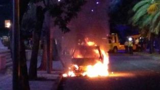 Un remís se prendió fuego en pleno Bulevard