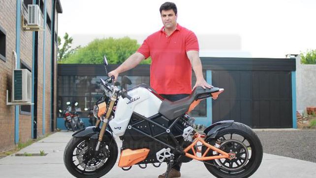 Su joya. El bioingeniero Guillermo Gebhart junto a su creación.