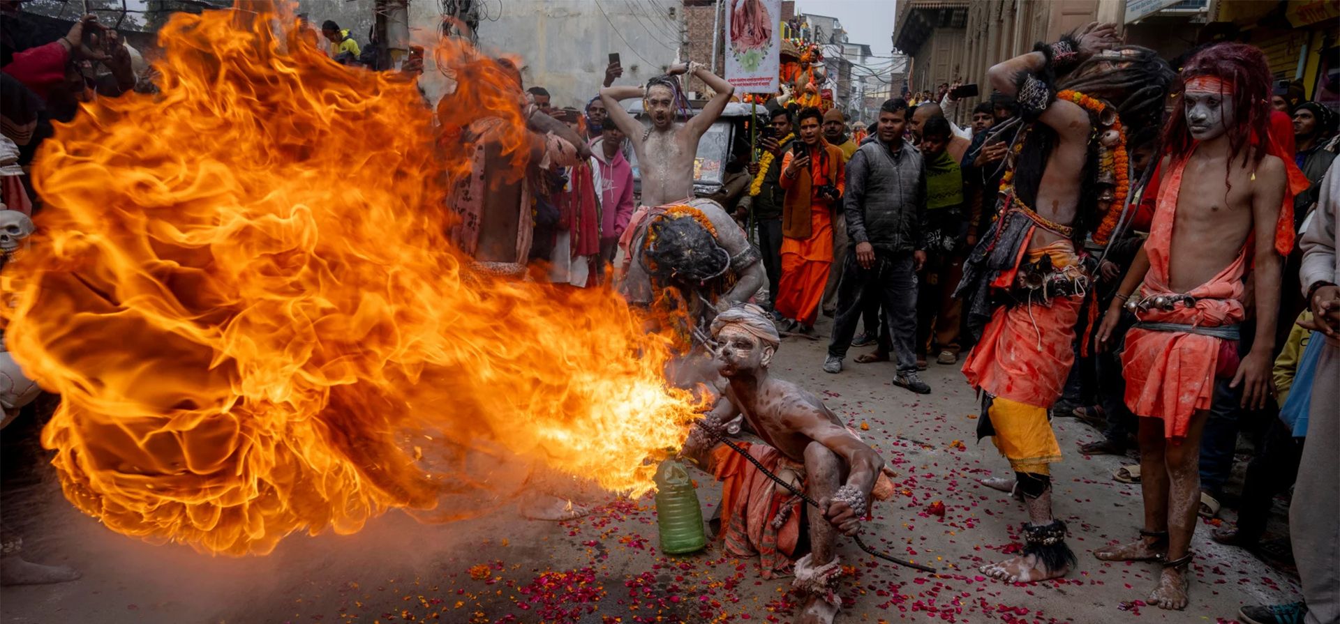 Un devoto realiza acrobacias de aliento de fuego en una procesión durante el festival Maha Kumbh Mela en Prayagraj, el norte de la India. Fotografía: Rajesh Kumar Singh/AP