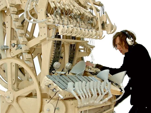 Un músico sueco materializó su idea con la creación de una máquina musical a base de bolitas.