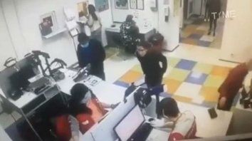 El curioso incidente fue registrado por las cámaras de seguridad de una oficina postan en Kiev, Ucrania. El curioso incidente fue registrado por las cámaras de seguridad de una oficina postan en Kiev, Ucrania.