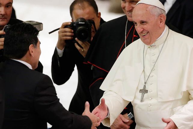 Partido por la Paz: el Papa recibió a Maradona y a los futbolistas