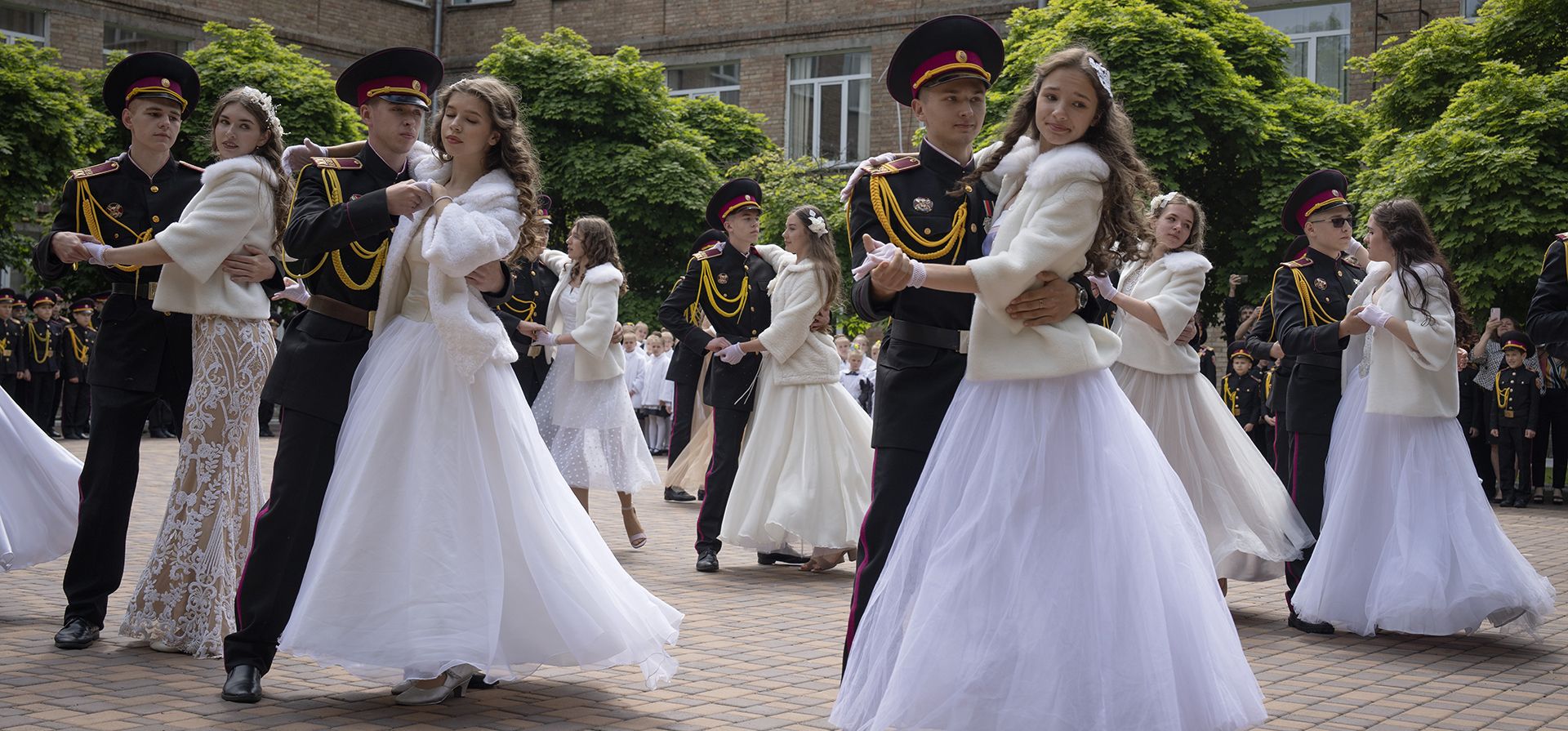 Cadetes graduados bailan para conmemorar su último día en el liceo militar en Kiev, Ucrania, el martes 13 de junio de 2023. (Foto AP/Efrem Lukatsky) Cadetes graduados bailan para conmemorar su último día en el liceo militar en Kiev, Ucrania, el martes 13 de junio de 2023. (Foto AP/Efrem Lukatsky)
