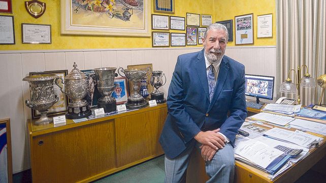 En la presidencia. Mario Giammar&iacute;a en la oficina que ocupa desde 1990. Su participaci&oacute;n como dirigente en la Asociaci&oacute;n Rosarina empez&oacute; mucho antes. Es casi su casa.&nbsp;