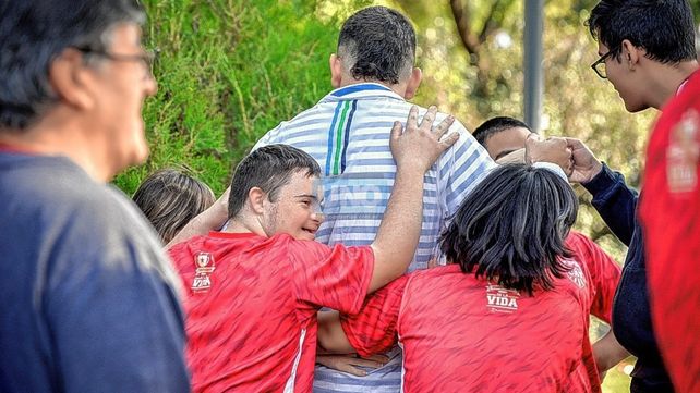 Escuela Amigos. Jugadores con discapacidades practican básquet en Talleres y viven la vida de la institución.