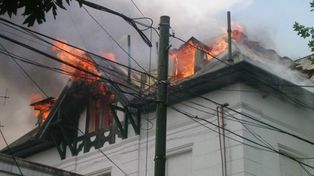 Un incendio destruy&oacute; parte del hospital Alvarez, en el porte&ntilde;o barrio de Flores