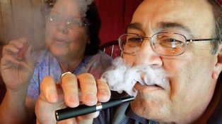 La OMS pide prohibiciones similares al tabaco para el cigarrillo electrónico