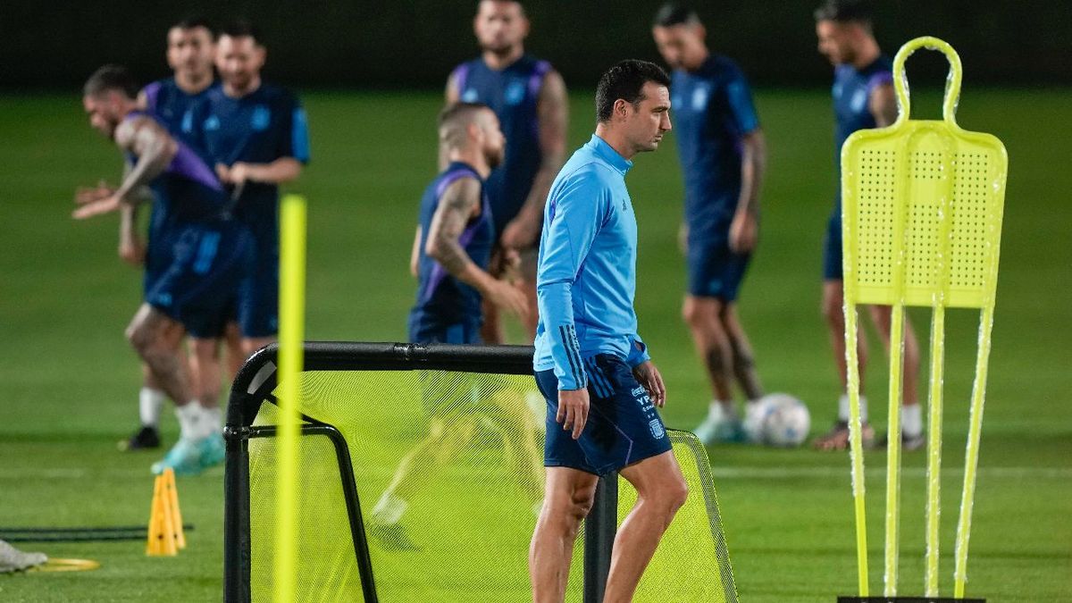 Scaloni participó en un curso de formación de entrenadores en la Argentina