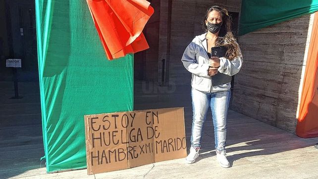 Laura reclamaba frente a la Municipalidad por la salud de su marido