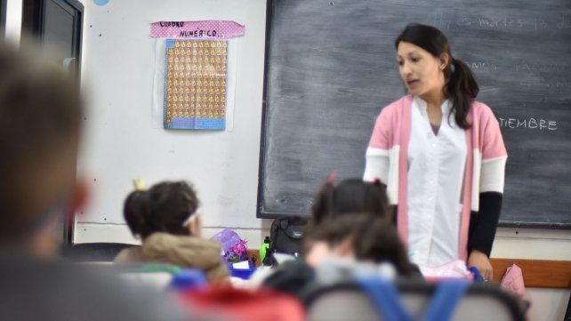 Más docentes trabajan doble turno para llegar a fin de mes