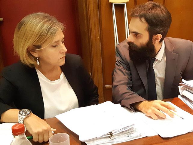 Los fiscales Mariela Jiménez y Javier Hernández llevan adelante la pesquisa que dejó presos a los cuatro policías.