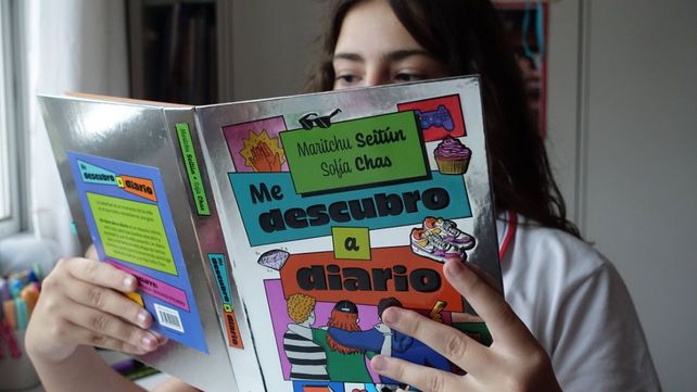 El libro interpela a sus lectores y ofrece una amplia variedad de encuestas y test.