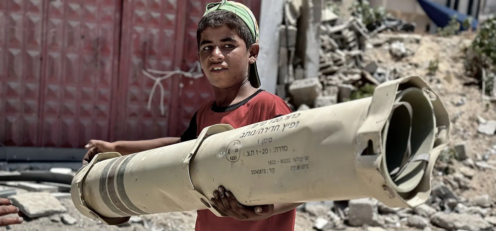 Un niño palestino lleva los restos de un cohete utilizado por el ejército israelí, Khan Younis, Gaza. Fotografía: Doaa Albaz/Anadolu/Getty Images Un niño palestino lleva los restos de un cohete utilizado por el ejército israelí, Khan Younis, Gaza. Fotografía: Doaa Albaz/Anadolu/Getty Images