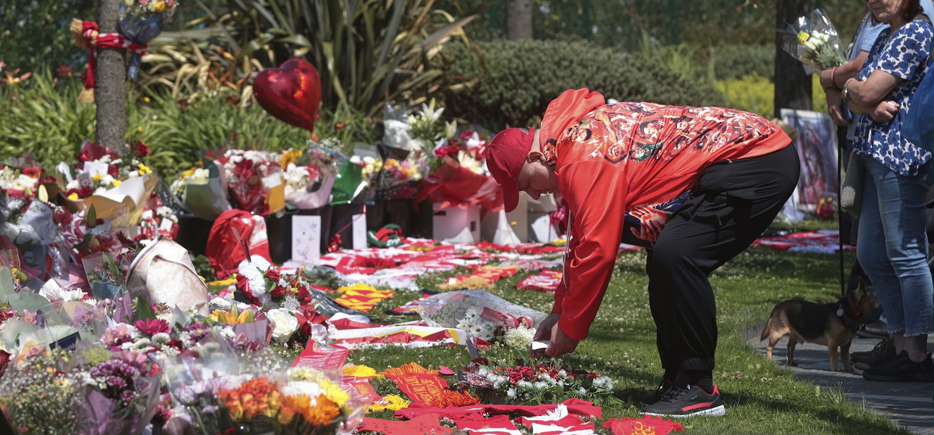 Aficionados al fútbol dejan un homenaje en memoria del jugador del Liverpool Diogo Jota en el estadio Anfield, sede del FC Liverpool, el jueves 3 de julio de 2025. (Foto AP/Ian Hodgson) Aficionados al fútbol dejan un homenaje en memoria del jugador del Liverpool Diogo Jota en el estadio Anfield, sede del FC Liverpool, el jueves 3 de julio de 2025. (Foto AP/Ian Hodgson)