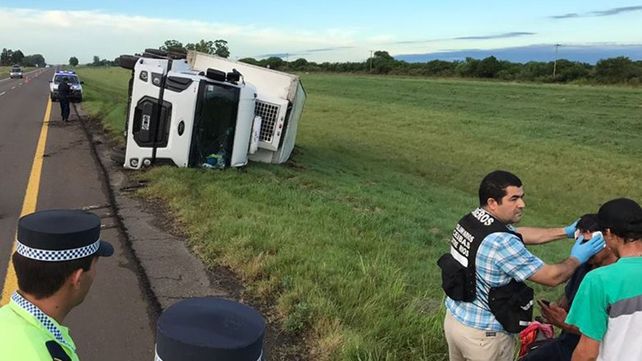 Un camión cargado con golosinas volcó en la Autovía 14