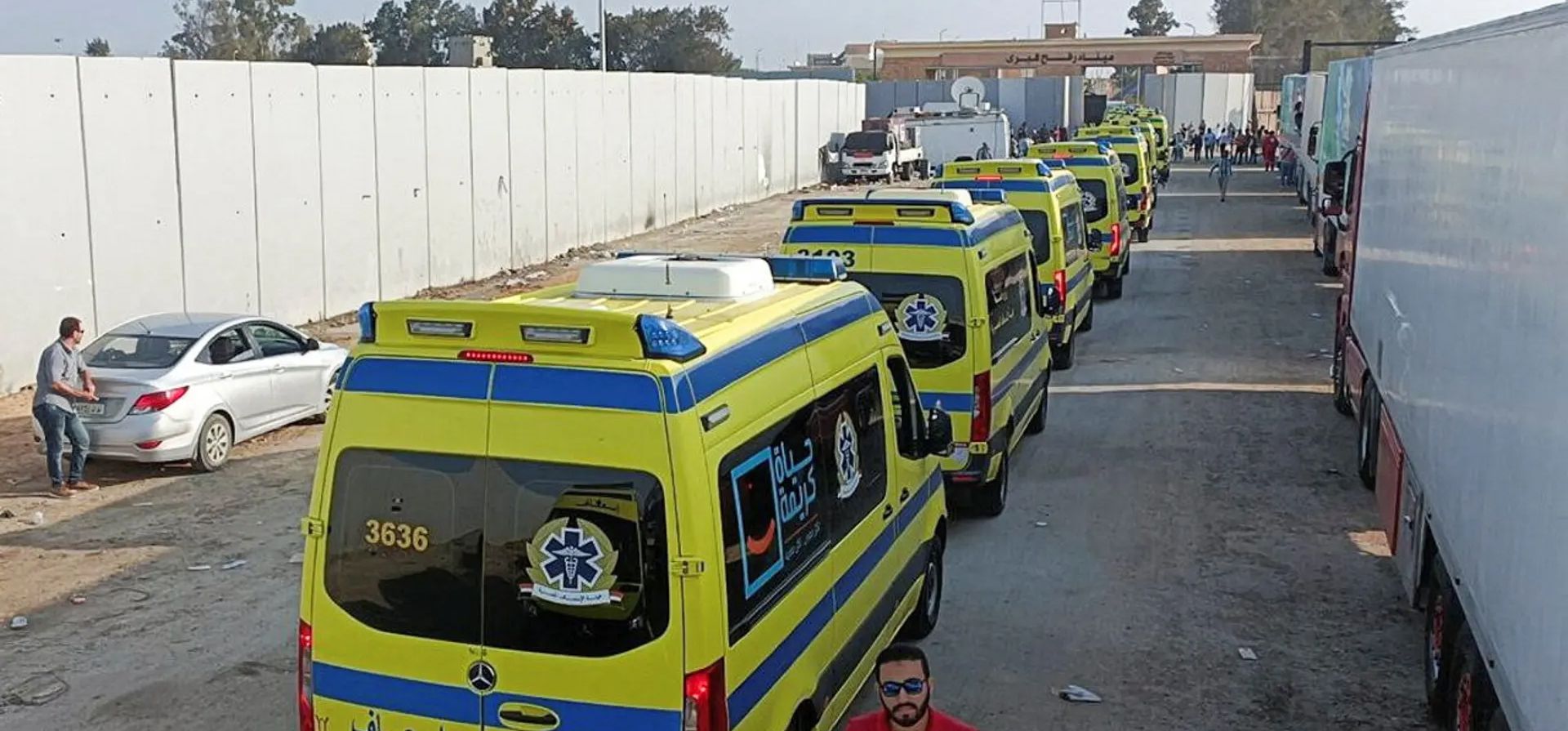 Un convoy de ambulancias espera pasar por el cruce de Rafah para recoger a los heridos de gravedad, en medio del conflicto entre Israel y Hamás, Rafah, Egipto. Fotografía: Reuters Un convoy de ambulancias espera pasar por el cruce de Rafah para recoger a los heridos de gravedad, en medio del conflicto entre Israel y Hamás, Rafah, Egipto. Fotografía: Reuters