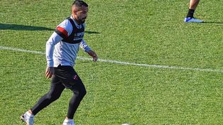 Héctor Canteros tiene una inflamación en la rodilla y su presencia el domingo es duda.