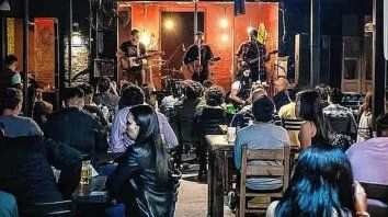 Así lucen las noches de recitales en el patio interno del bar Gente que No en barrio Candioti. Así lucen las noches de recitales en el patio interno del bar Gente que No en barrio Candioti.
