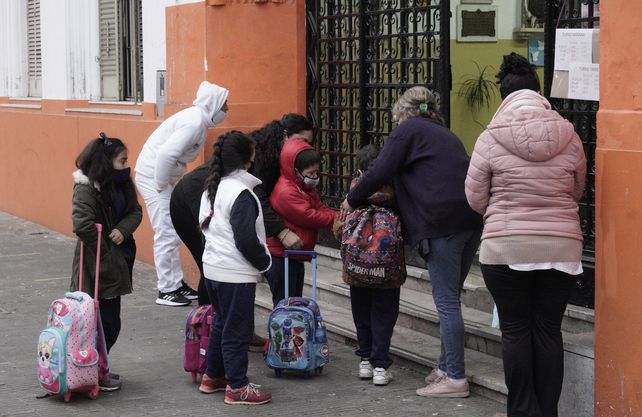 Se flexibilizará el distanciamiento en las escuelas que no tengan tanto espacio.