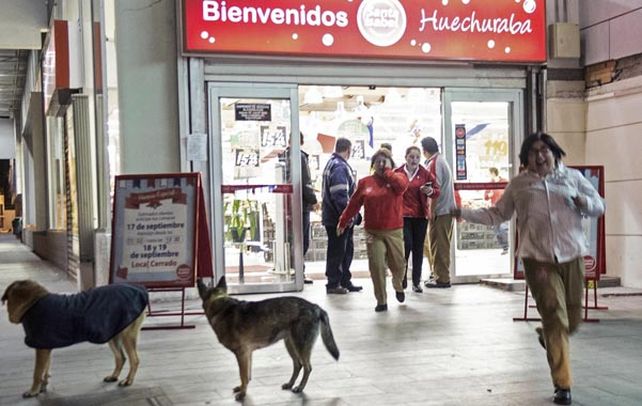 Las personas que paseaban por un shopping de Santiago huyen despavoridas por el sismo.