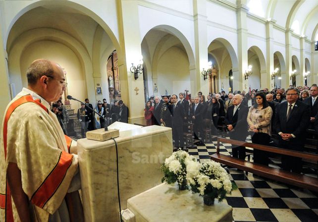 Las autoridades provinciales y locales en la homilía celebrada en la Catedral santafesina. // Mauricio Centurión/ UNO Santa Fe