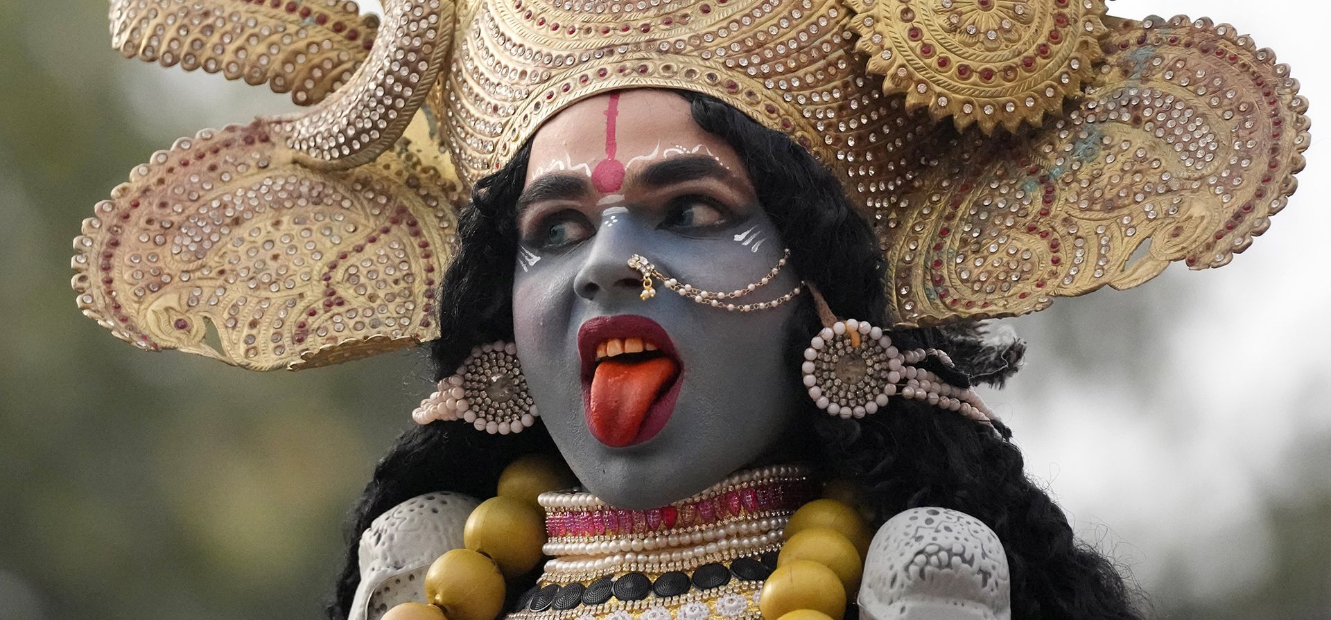 Una devota vestida como la diosa hindú Kali participa en una procesión en la víspera del festival Shivratri en Jammu, India, el viernes 17 de febrero de 2023. El festival dedicado a la adoración de Shiva se celebrará en todo el país el sábado. (Foto AP/Channi Anand)