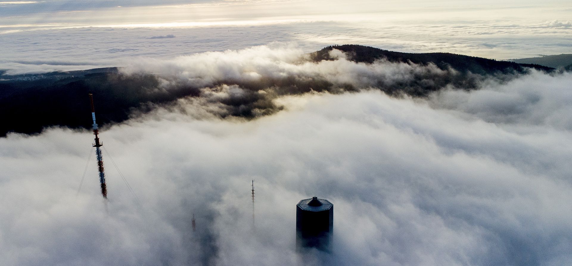 Las nubes se desplazan sobre los dispositivos de telecomunicaciones en la cima de la montaña Feldberg, cerca de Frankfurt, Alemania, el martes 29 de octubre de 2024. (Foto AP/Michael Probst) Las nubes se desplazan sobre los dispositivos de telecomunicaciones en la cima de la montaña Feldberg, cerca de Frankfurt, Alemania, el martes 29 de octubre de 2024. (Foto AP/Michael Probst)