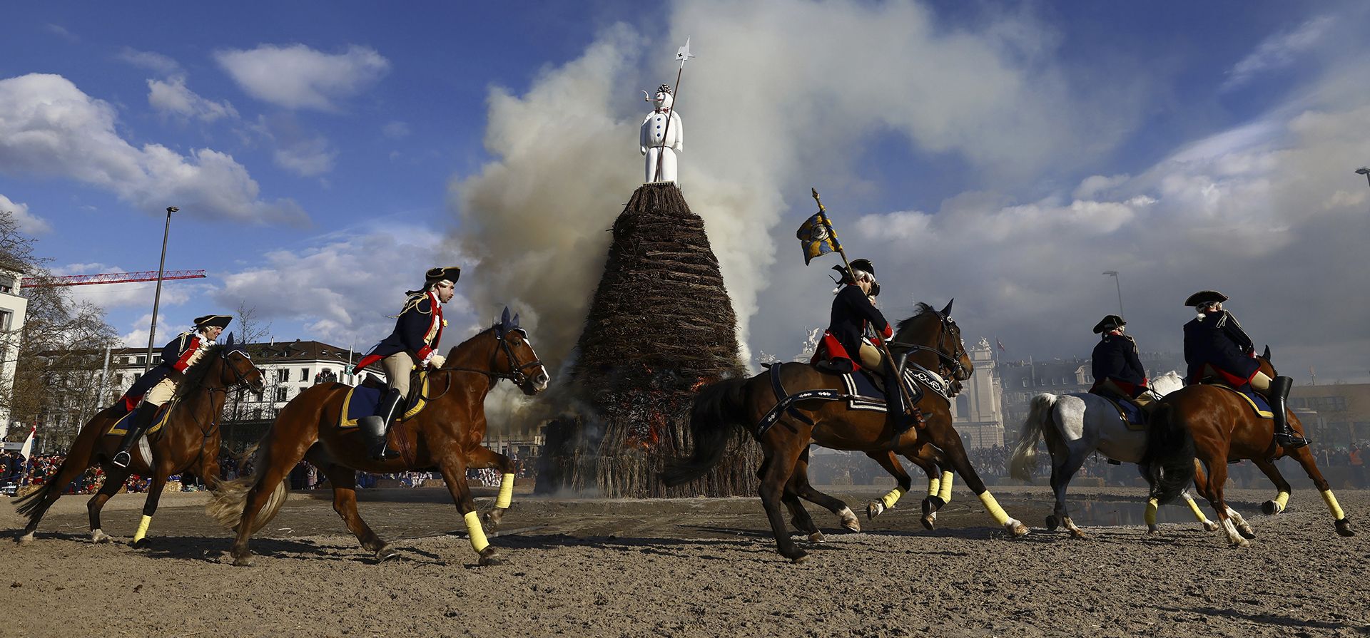 El "Boeoegg" arde en la plaza Sechselaeuten en Zúrich, Suiza, el lunes 17 de abril de 2023. El Sechselaeuten (toque de las campanas de las seis) es un festival tradicional de fin de invierno con un desfile de gremios con uniformes históricos a caballo y la quema del Boeoegg, un simbólico muñeco de nieve. Cuanto más rápido explote el Boeoegg, más caluroso será el verano de acuerdo con las reglas climáticas tradicionales. (Michael Buholzer/Keystone vía AP)