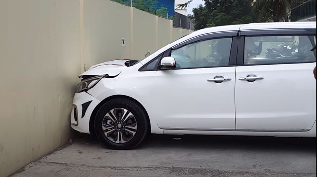 La flamante minivan Kia Carnival 0 kilómetro fue estampada contra un paredón.