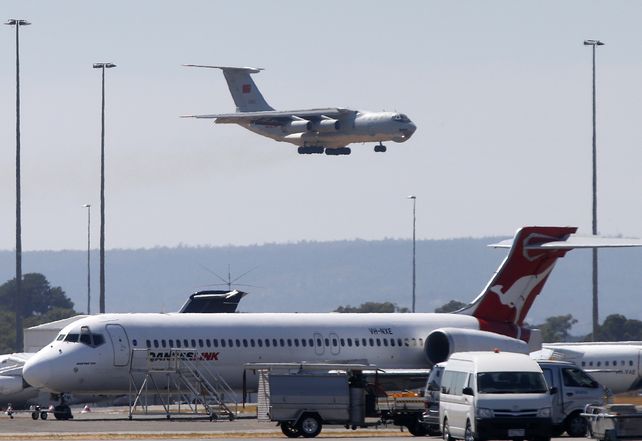 Uno de los aviones de la Fuerza Aerea de China regresa a la basa australiana tras un rastreo en el océano. (Foto: Reuters)