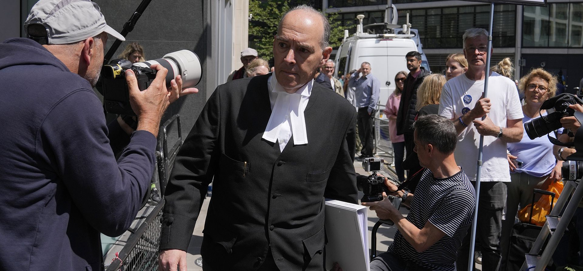 Andrew Green, el abogado principal de Mirror Group Newspapers, ingresa al Tribunal Superior de Londres, el miércoles 7 de junio de 2023. El príncipe Harry ha presentado pruebas desde el estrado de los testigos y ha jurado decir la verdad en su testimonio contra un editor de tabloides que lo acusa de piratería telefónica y otras intromisiones ilegales. (Foto AP/Frank Augstein) Andrew Green, el abogado principal de Mirror Group Newspapers, ingresa al Tribunal Superior de Londres, el miércoles 7 de junio de 2023. El príncipe Harry ha presentado pruebas desde el estrado de los testigos y ha jurado decir la verdad en su testimonio contra un editor de tabloides que lo acusa de piratería telefónica y otras intromisiones ilegales. (Foto AP/Frank Augstein)