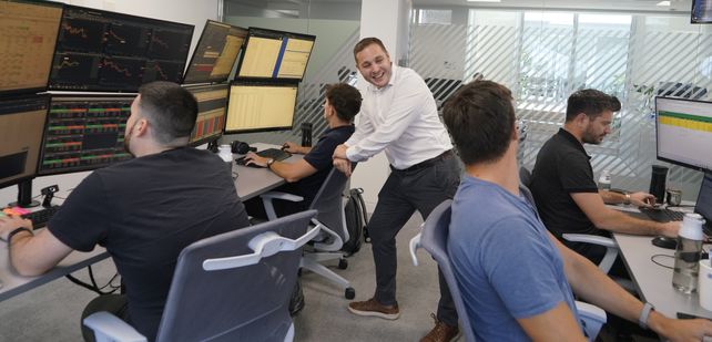 El director Ejecutivo de la firma, Lisandro Nasini, con el equipo que sigue de cerca la innovación y tecnología en la empresa.