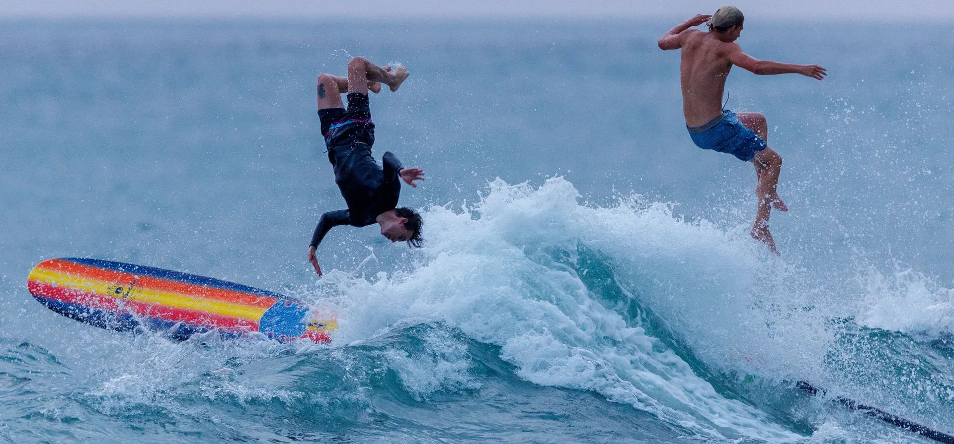 Encinitas, California, EE.UU. Los surfistas Sam Paulsen (R), de Encinitas, y Sean Bobo, de Cardiff, lanzan una ola mientras surfean la marea alta a lo largo de la costa de un acantilado. Fotografía: Mike Blake/Reuters Encinitas, California, EE.UU. Los surfistas Sam Paulsen (R), de Encinitas, y Sean Bobo, de Cardiff, lanzan una ola mientras surfean la marea alta a lo largo de la costa de un acantilado. Fotografía: Mike Blake/Reuters