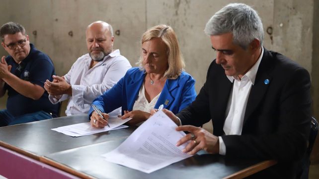 La rúbrica del convenio contó con la presencia del rector de la UNR