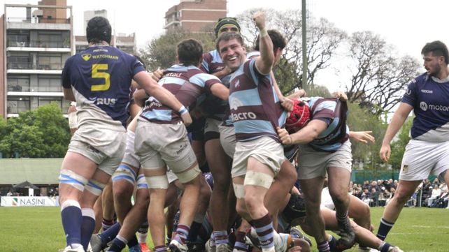 Festejo de Atlético del Rosario en el Pasaje Gould