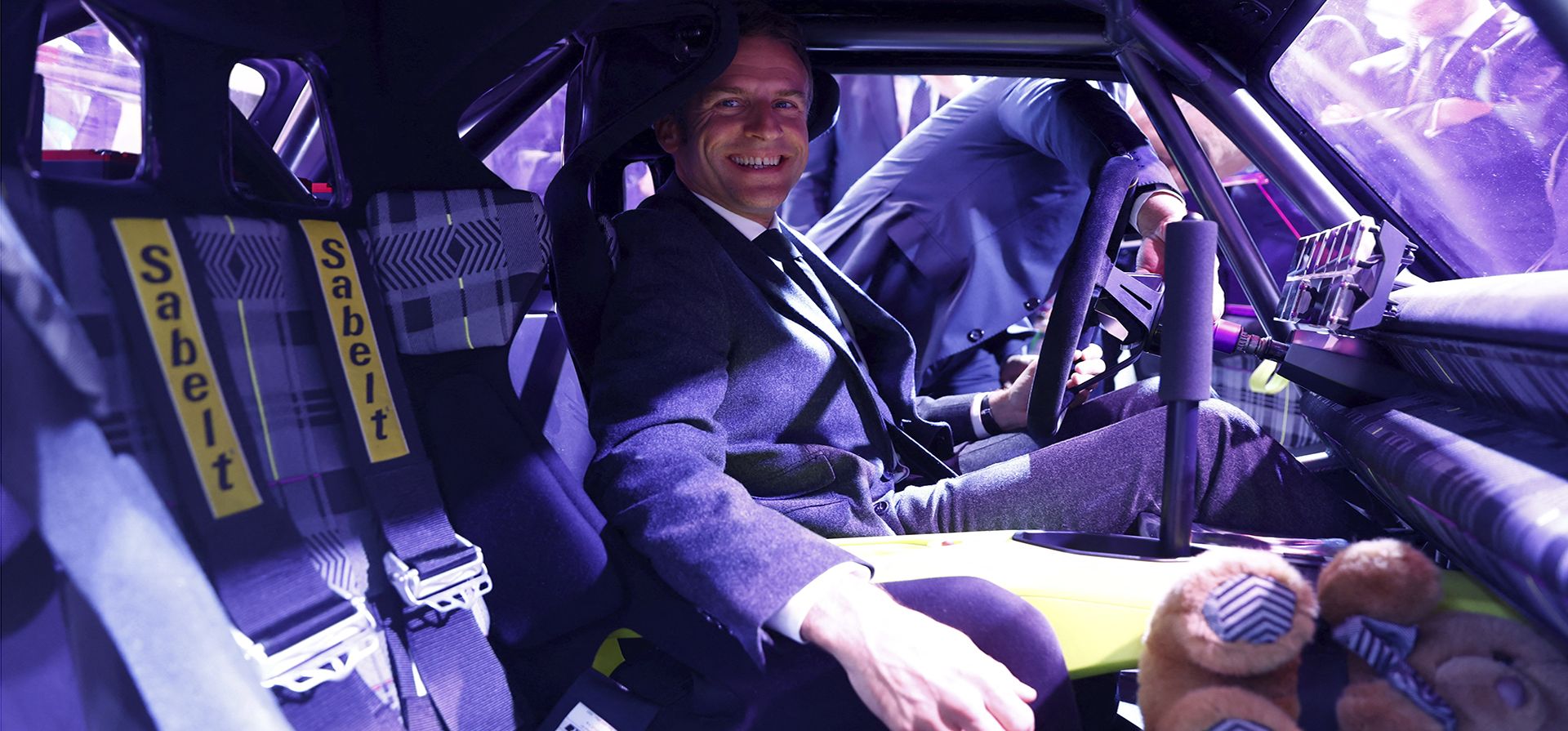 El presidente francés, Emmanuel Macron, se sienta dentro del Renault 5 Turbo (R5) en el Salón del automóvil de París, el lunes 17 de octubre de 2022. Europa está liderando la carga hacia los vehículos eléctricos a medida que los automóviles a batería salen de su nicho de mercado de primeros usuarios y entran la corriente principal.