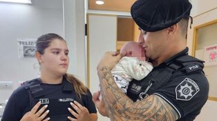 Dos policías de Venado Tuerto le salvaron la vida a una beba