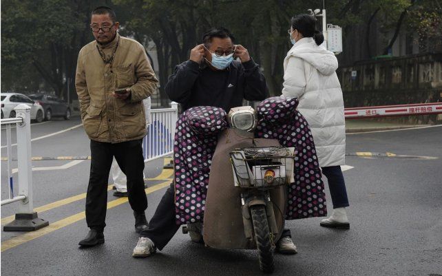 Un hombre ingresa al complejo del Centro de Control y Prevención de Enfermedades de Hubei, un equipo de la Organización Mundial de la Salud realiza una visita de campo en Wuhan, en la provincia de Hubei, en el centro de China.