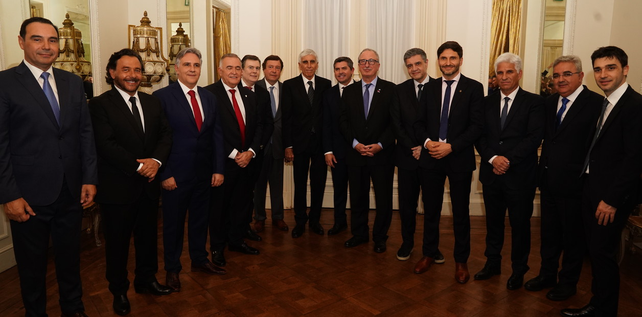Pullaro y otros gobernadores de todos los colores pol&iacute;ticos participaron del festejo por los 80 a&ntilde;os de Clar&iacute;n.&nbsp;
