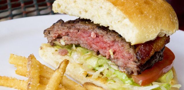 El síndrome urémico hemolítico se puede contraer por comer carne mal cocida.