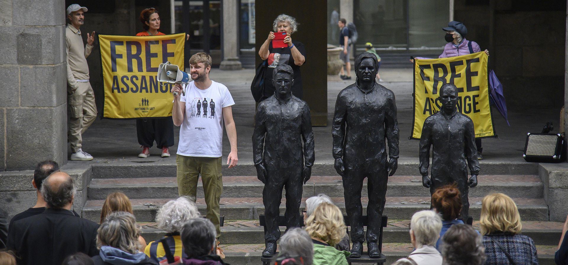 Partidarios del fundador de WikiLeaks, Julian Assange, asisten a un mitin con la escultura Anything To Say en la plaza Mercanti de Milán, Italia, el lunes 20 de mayo de 2024. (Claudio Furlan/LaPresse vía AP) Partidarios del fundador de WikiLeaks, Julian Assange, asisten a un mitin con la escultura Anything To Say en la plaza Mercanti de Milán, Italia, el lunes 20 de mayo de 2024. (Claudio Furlan/LaPresse vía AP)