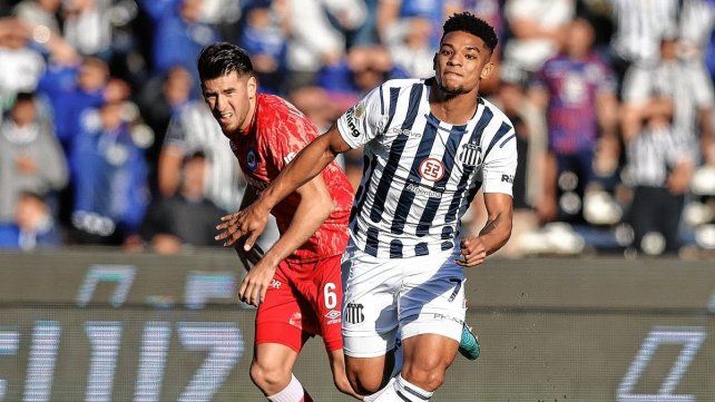 Talleres superó en un colmado Mario Kempes a Argentinos Juniors para afirmarse en el tercer lugar. Talleres superó en un colmado Mario Kempes a Argentinos Juniors para afirmarse en el tercer lugar.