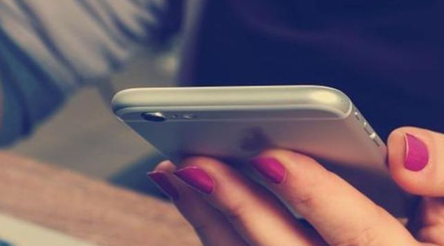 Condenaron a prisión a una mujer por revisar el celular de su marido