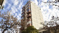 El accidente ocurrió en un edificio de Juan Manuel de Rosas y Montevideo. La chica era oriunda de Villa Cañás, estudiaba y trabajaba en Rosario. El accidente ocurrió en un edificio de Juan Manuel de Rosas y Montevideo. La chica era oriunda de Villa Cañás, estudiaba y trabajaba en Rosario.